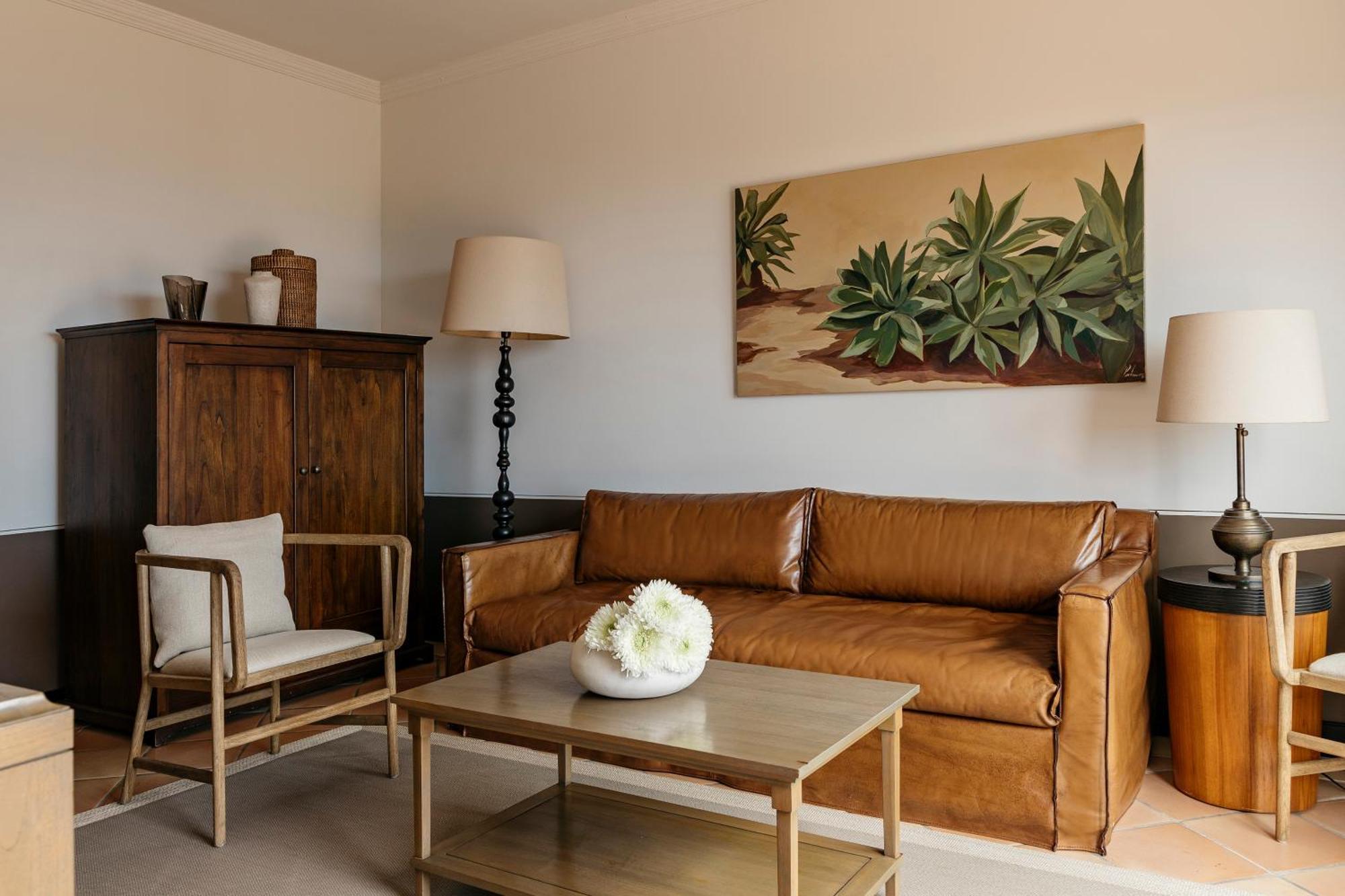 Hacienda del Conde member of Meliá Collection - Adults Only Hotel Buenavista Del Norte Quarto foto A living room with a leather sofa
